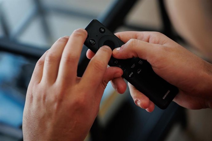 Archivo - Una persona muestra ayudas a la accesibilidad en un mando de televisión durante un encuentro con personas con discapacidad visual y auditiva, a 1 de diciembre de 2023, en Madrid (España). El encuentro ha sido organizado por Portaltic, portal de 