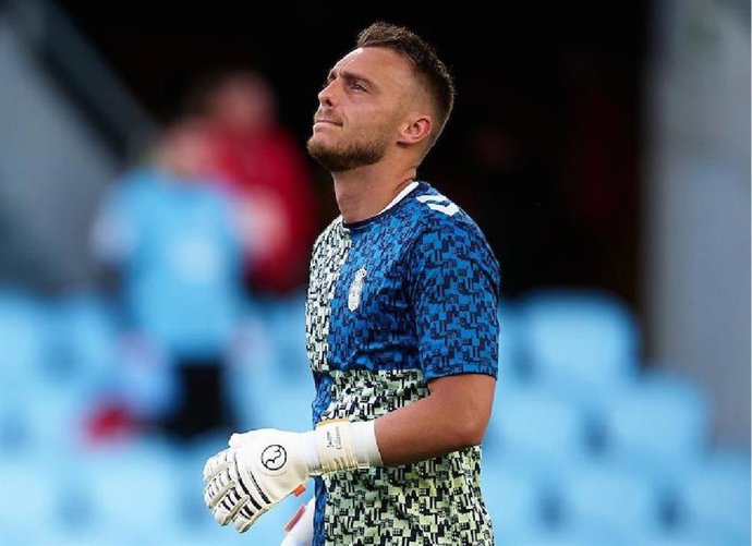 Jasper Cillissen, goleiro do UD Las Palmas, durante o aquecimento para o RC Celta - Las Palmas em Balaídos.