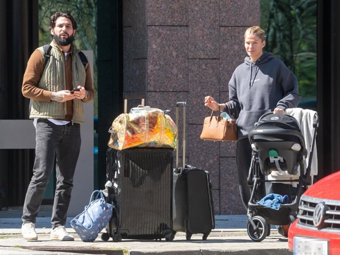 Jota y Ajla Peleteiro a la salida del hotel en el que se han alojado a su paso por Madrid