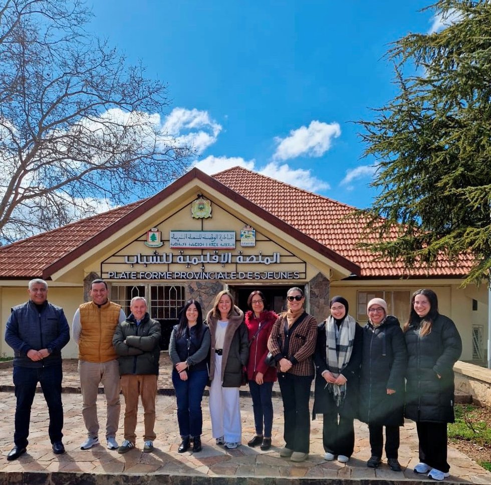 Delegación de Asaja Córdoba y de la Embajada de España en Marruecos, junto a interpretes, ante el centro juvenil de Ifrane donde se ha seleccionado a los trabajadores en origen para campañas de recolección en el campo cordobés.