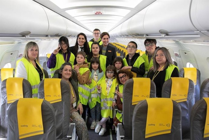 Vueling organiza una visita para que niños con autismo se familiaricen con la experiencia de volar