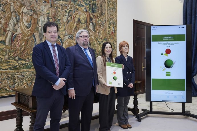 Lezertua ha entregado a la presidenta de la Cámara vasca, Bakartxo Tejeria, el informe anual del Ararteko