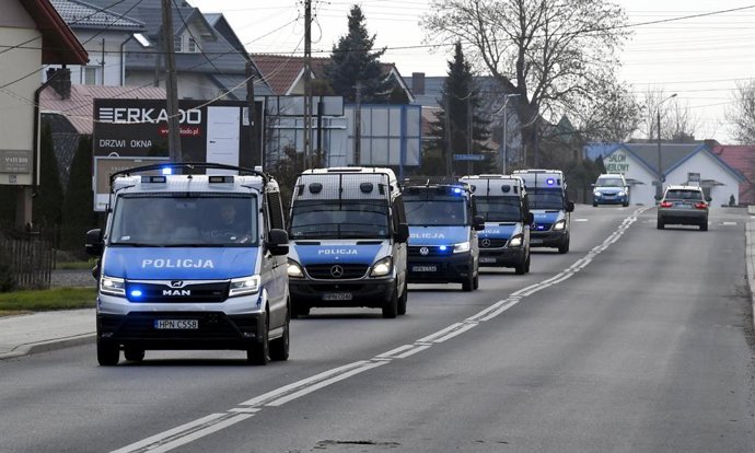 Archivo - Arquivo - Carros da polícia polonesa se dirigem à fronteira com a Bielorrússia em resposta à chegada de imigrantes