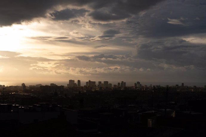 Imagen de archivo - Panorámicas de Barcelona desde el Mirador de Torre Baró, a 12 de diciembre de 2024, en Barcelona, Catalunya (España).
