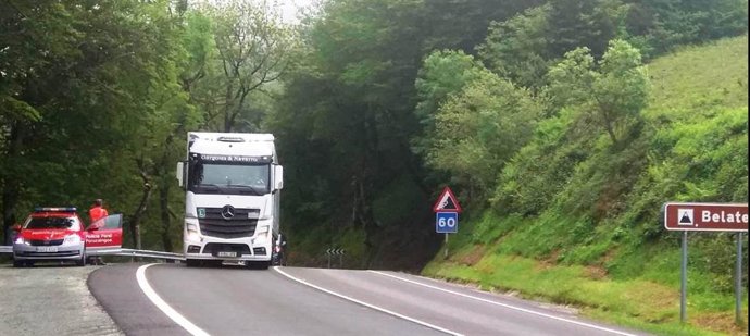 Imagen del camión averiado en la N-121-A