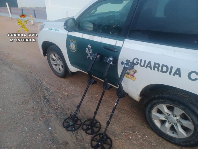 Detectores de metales intervenidos en una playa de Matalascañas.