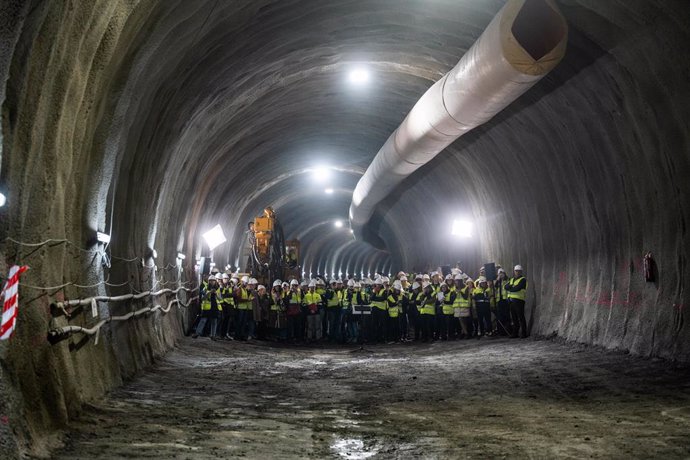Archivo - Empleados en el estado de las obras de ampliación de la línea 3 de Metro de Madrid, a 20 de febrero de 2024, en Getafe, Madrid (España). Las obras de ampliación de la línea 3 de Metro de Madrid unirá las estaciones de Villaverde Alto y El Casar 