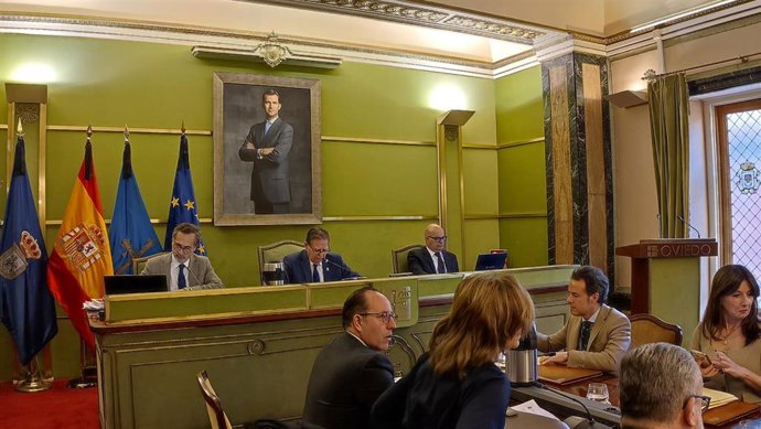 El alcalde de Oviedo, Alfredo Canteli, preside el pleno del Ayuntamiento de Oviedo
