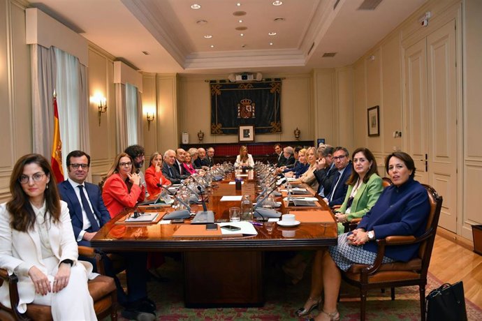 Archivo - Imagen de archivo del primero Pleno del CGPJ con Isabel Perelló (c) como presidenta. 