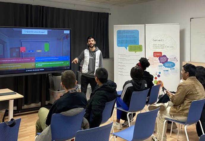Un guía presenta la exposición itinerante e interactiva 'Controles?', dedicada a concienciar sobre el consumo de drogas y el uso problemático de las pantallas