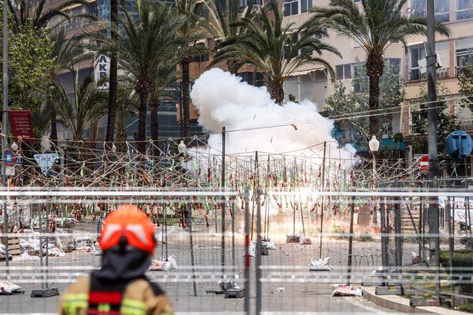 Archivo - Un bombero frente a la última mascletá de las Hogueras de San Juan 2024 de Alicante.