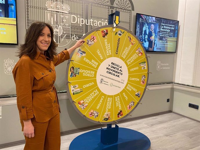 La Concejala De Medio Ambiente, Pilar Sánchez, Junto A La Ruleta.