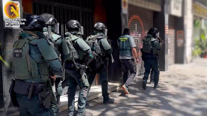 Archivo - Agents de la Guàrdia Civil en una operació antiterrorista a Barcelona