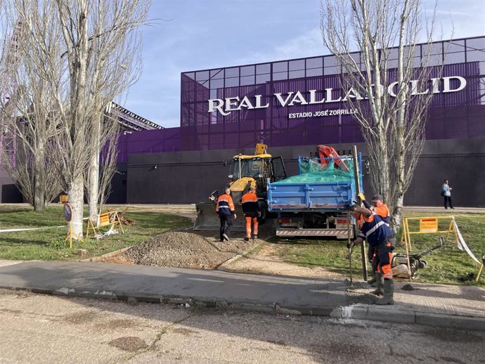 Operarios pavimentan una rampa de acceso al fondo Sur.