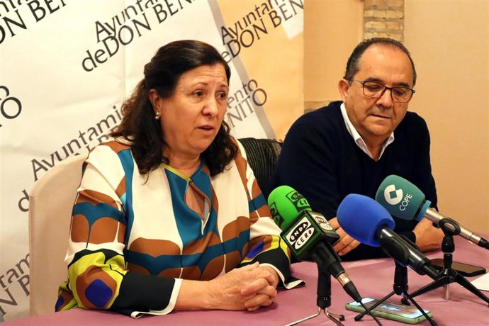 Archivo - La alcaldesa de Don Benito, María Fernanda Sánchez, y el teniente de alcalde, Pedro Noblejas, durante una comparecencia conjunta, en una imagen de archivo.