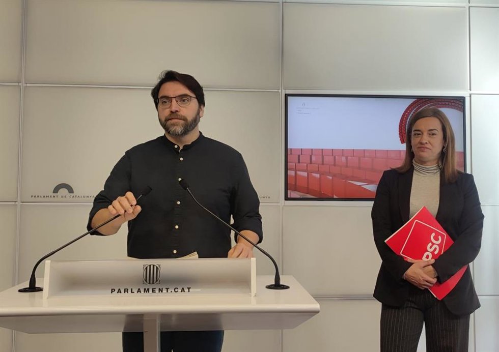 El presidente del PSC-Units en el Parlament, Ferran Pedret, y la diputada del PSC-Units Mónica Ríos, en una rueda de prensa en el Parlament