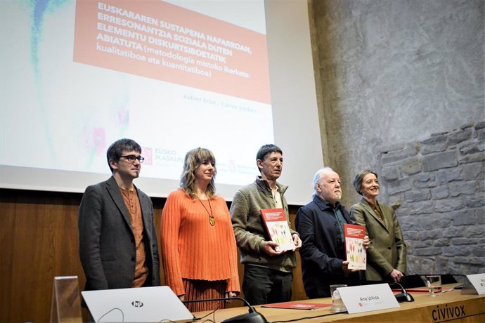 La vicepresidenta Ollo junto al director gerente de Euskarabidea, Javier Arakama, la presidenta de Eusko Ikaskuntza, Ana Urkiza, y los investigadores Xabier Erice y Carlos Vilches.