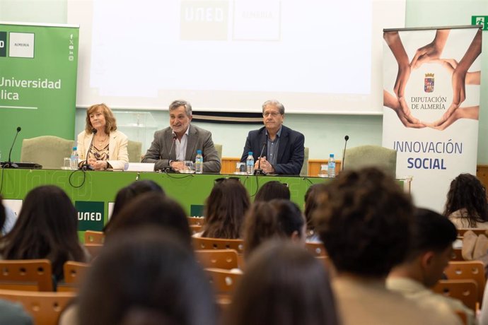 Una jornada en la UNED de Almería fomenta el uso responsable de las redes sociales entre los jóvenes.