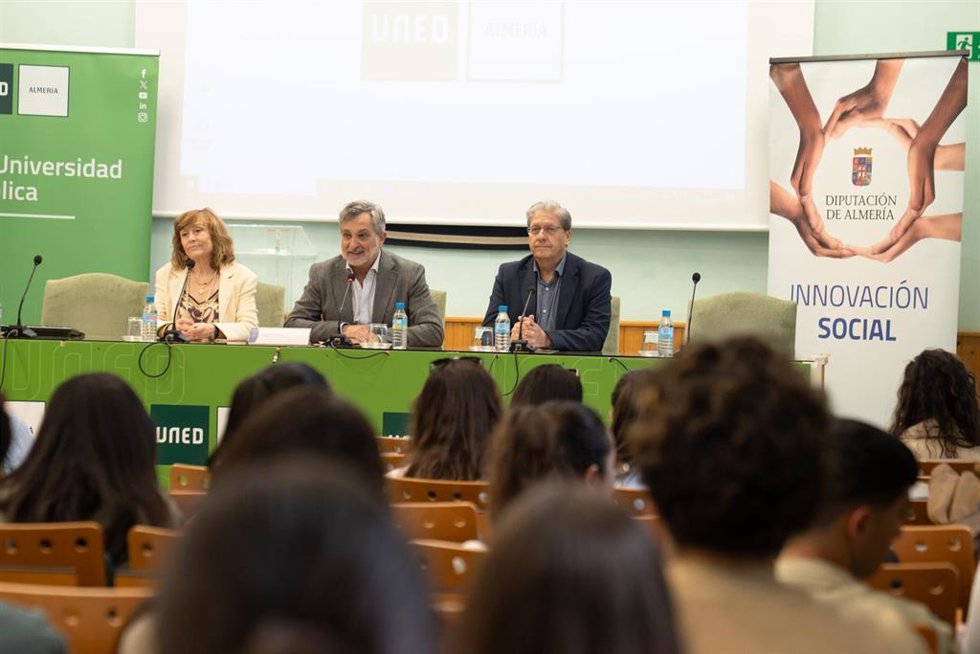 Una jornada en la UNED de Almería fomenta el uso responsable de las redes sociales entre los jóvenes.