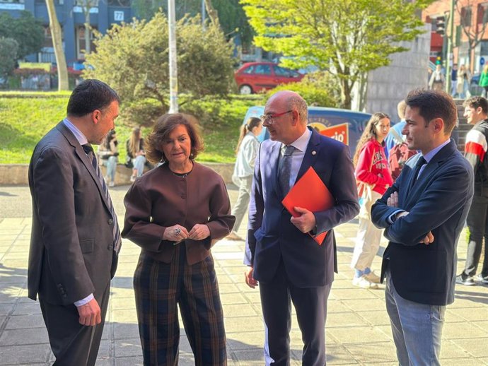 La presidenta del Consejo de Estado, Carmen Calvo, en la entrada de la Facultad de Derecho de la UC