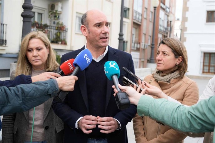 El portavoz del PP de Extremadura, José Ángel Sánchez Juliá, atiende a los medios en el patio de los naranjos de la Asamblea de Extremadura.