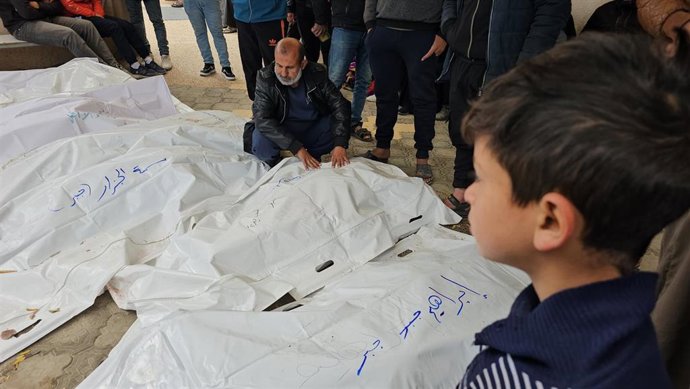 Palestinos junto a varios cadáveres en un hospital de Jan Yunis, en el sur de la Franja de Gaza, en medio de la ofensiva militar del Ejército de Israel (archivo)
