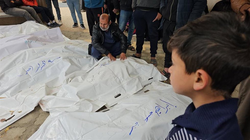 Palestinos junto a varios cadáveres en un hospital de Jan Yunis, en el sur de la Franja de Gaza, en medio de la ofensiva militar del Ejército de Israel (archivo)