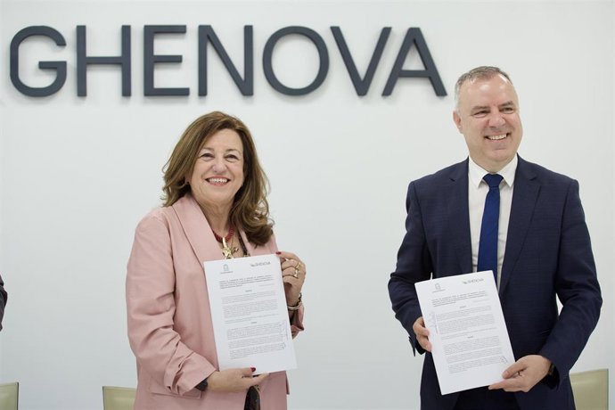 La  consejera de Desarrollo Educativo y Formación Profesional, María del Carmen Castillo (i), y el director general corporativo del Grupo Ghenova Ingeniería, Raúl Arévalo (d), durante la firma del convenio. A 01 de abril de 2025.