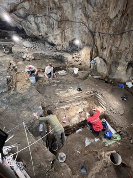 Archivo - Vista desde la Cova de les Cendres (Teulada-Moraira, Alicante). Los primeros grupos agricultores llegaron a esta zona mediante la navegación.