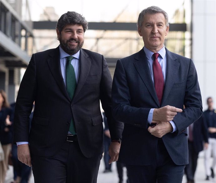 El presidente de la Región de Murcia, Fernando López Miras y el presidente del PP, Alberto Núñez Feijóo, llegan a un desayuno informativo del diario 'La Razón', en la sede de La Razón, a 31 de marzo de 2025, en Madrid (España).