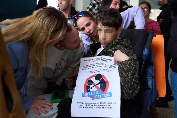 Antonio, el joven con parálisis cerebral que sufrió bullying por parte de cuatro alumnos, durante una concentración en su apoyo en el IES Torres Quevedo