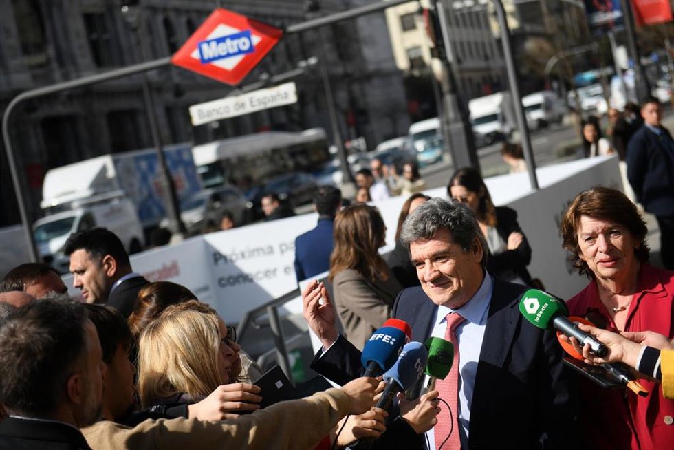 El gobernador del Banco de España, José Luis Escrivá, ofrece declaraciones a los medios tras presentar una campaña informativa institucional del Banco de España, en la estación de Metro de Banco de España, este martes.