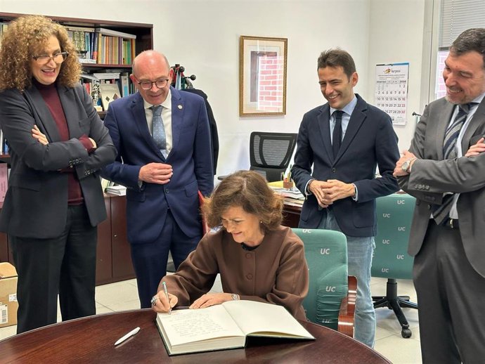 La presidenta del Consejo de Estado, Carmen Calvo, ha firmado en el libro de honor de la facultad