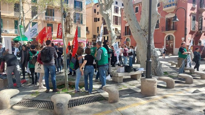 Concentración de los educadores sociales frente a la Conselleria de Familias y Asuntos Sociales.