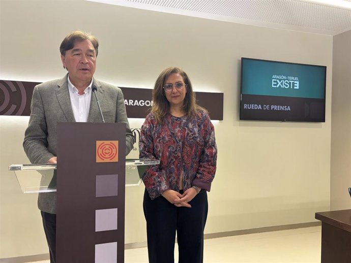 El portavoz de Aragón-Teruel Existe en las Cortes de Aragón, Tomás Guitarte, y la diputada Pilar Buj.
