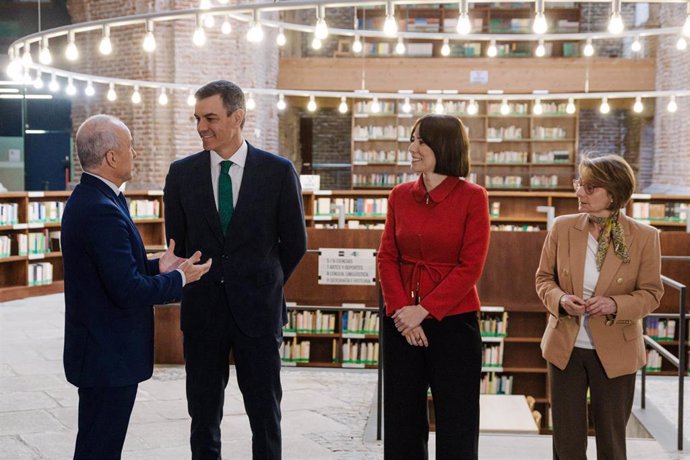 (I-D) El rector de la UNED, Ricardo Mairal; el presidente del Gobierno, Pedro Sánchez; la ministra de Universidades, Diana Morant y la presidenta de la CRUE,