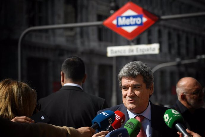 El gobernador del Banco de España, José Luis Escrivá, ofrece declaraciones a los medios tras presentar una campaña informativa institucional del Banco de España, en la estación de Metro de Banco de España, a 1 de abril de 2025, en Madrid (España). Además 