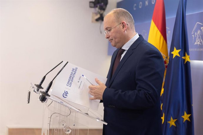 El portavoz del PP en el Congreso de los Diputados, Miguel Tellado, durante una rueda de prensa posterior a la Junta de Portavoces, en el Congreso de los Diputados, a 25 de marzo de 2025, en Madrid (España).