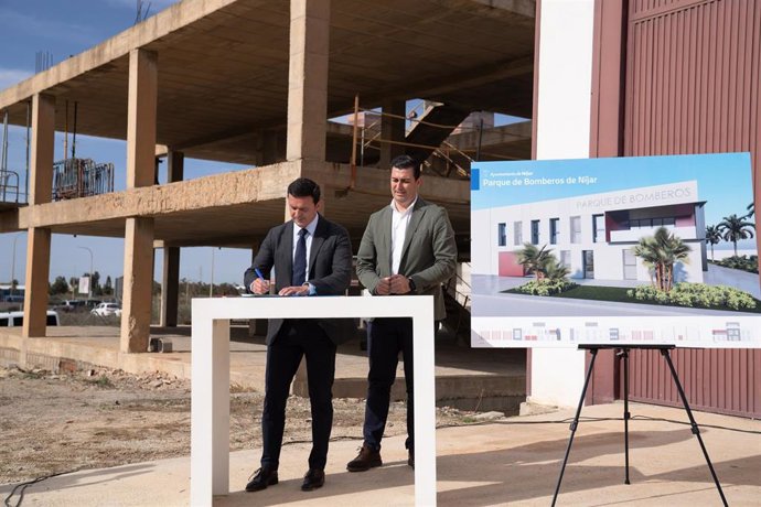 El presidente de la Diputación de Almería, Javier Aureliano García, y el alcalde de Níjar, José Francisco Garrido.