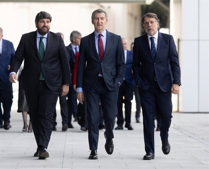 (I-D) El presidente de la Región de Murcia, Fernando López Miras;  el presidente del PP, Alberto Núñez Feijóo y el presidente del Grupo Planeta, José Creuheras, llegan a un desayuno informativo del diario 'La Razón', en la sede de La Razón, a 31 de marzo 
