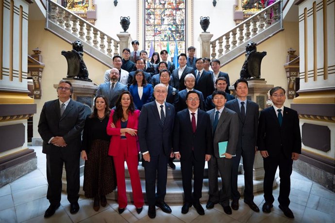 Los alcaldes de Málaga, Francisco de la Torre, y el alcalde de la ciudad metropolitana de Daejeon (Corea del Sur) y presidente del GINI, Jang-Woo Lee, entre otros, durante un encuentro en Málaga