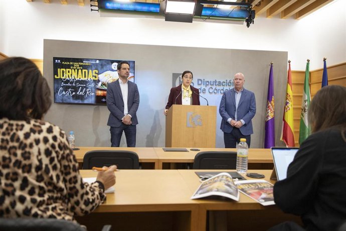 Ana Rosa Ruz (centro) interviene en la presentación de las Jornadas Gastronómicas 'Bacalao de Semana Santa' de Castro del Río.