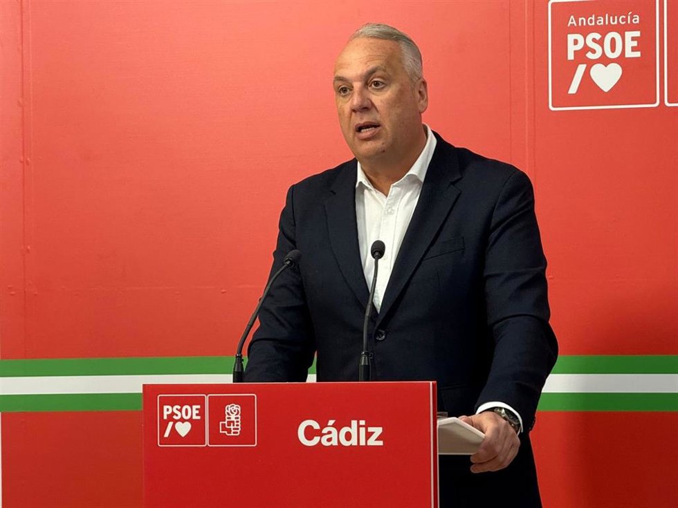 Archivo - El secretario general del PSOE de Cádiz, Juan Carlos Ruiz Boix, en rueda de prensa.
