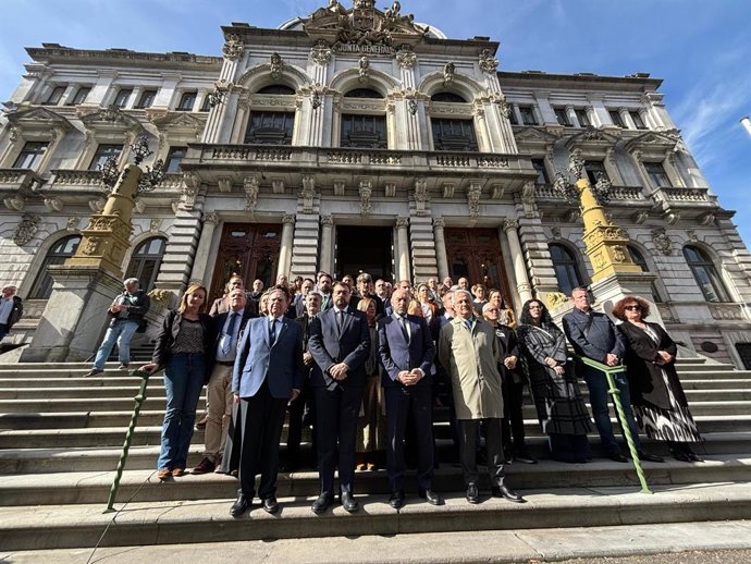 Lectura de la Declaración de la Junta de Portavoces y minuto de silencio con motivo del accidente mortal en la mina de Cerredo en la escalera exterior del Palacio de la Junta General del Principado de Asturias.