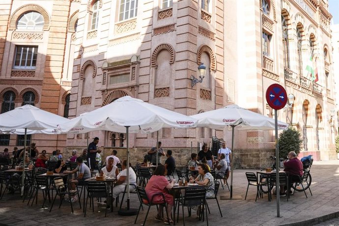Archivo - Un bar en Cádiz capital junto al Teatro Falla.