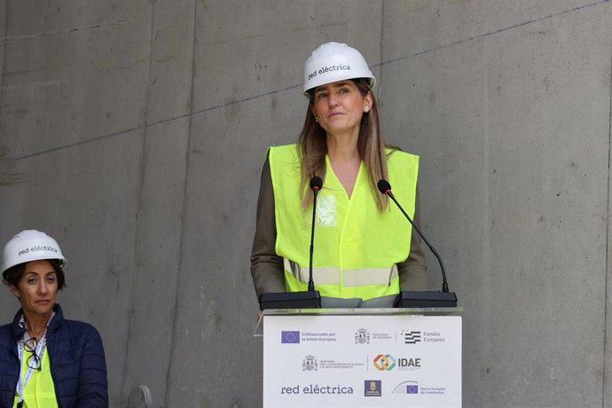 La vicepresidenta tercera y ministra de Transición Ecológica, Sara Aagesen, durante su visita a las obras del proyecto de Salto de Chira, a 28 de marzo de 2025, en Gran Canaria, Canarias (España). 