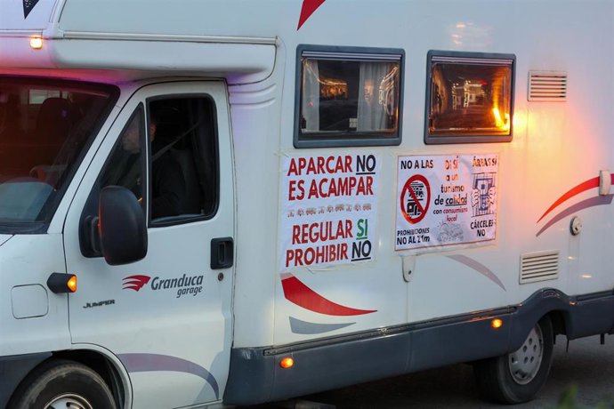 Archivo - Una caravana durante una manifestación de caravanistas contra la ordenanza cívica de Palma.