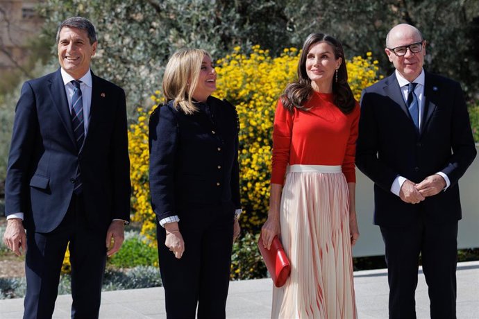 La Reina Letizia (c) junto a la alcaldesa de Granada, Marifrán Carazo (2i); y el delegado de Gobierno en Andalucía, Pedro Fernández (1i); visita el Centro de Investigación Mente, Cerebro y Comportamiento (CIMCYC) de la UGR con el rector, Pedro Mercado