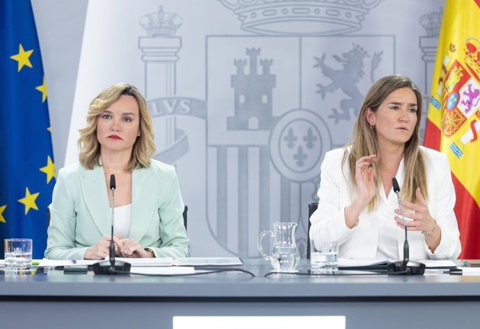 La ministra portavoz, Pilar Alegría, y la vicepresidenta tercera y ministra para la Transición Ecológica y el Reto Demográfico, Sara Aagesen, durante una rueda de prensa posterior a la reunión del Consejo de Ministros, en el Palacio de La 