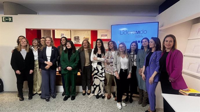Las participantes en la iniciativa LideraMdo, con la alcaldesa, Cristina Ayala, y la presidenta de ProBurgos, Andrea Ballesteros.